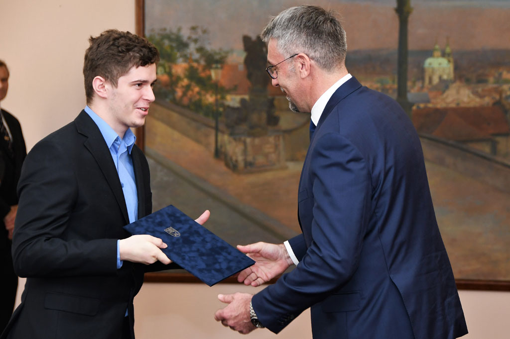  Ministr Metnar předává pamětní list střelci Filipu Nepejchalovi