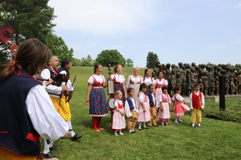 Pietní akt doprovázela celá řada kulturních akcí, mezi které patřilo i vystoupení dětí z dětských domovů