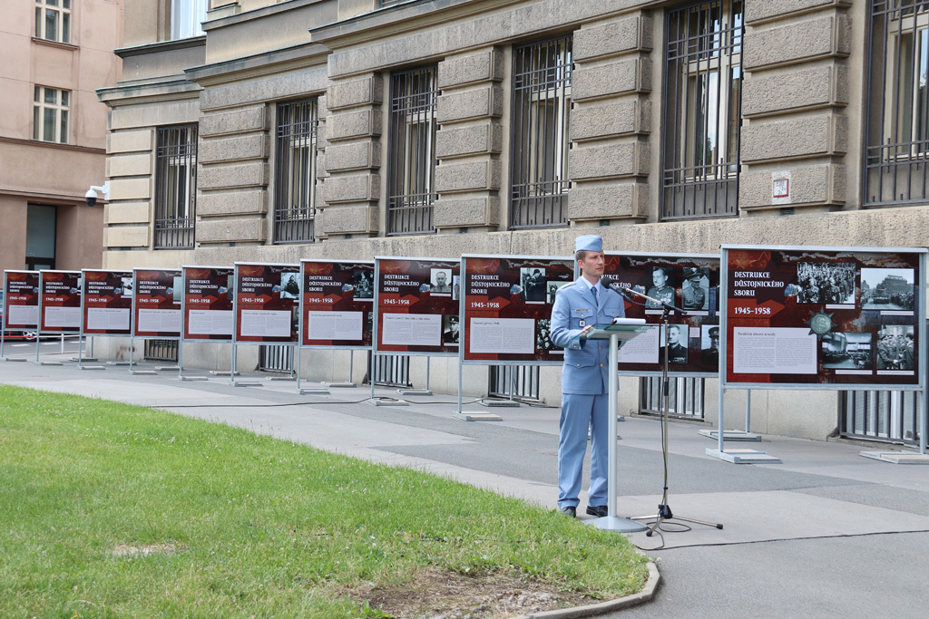 Výstava Destrukce důstojnického sboru po roce 1948 krátce před otevřením