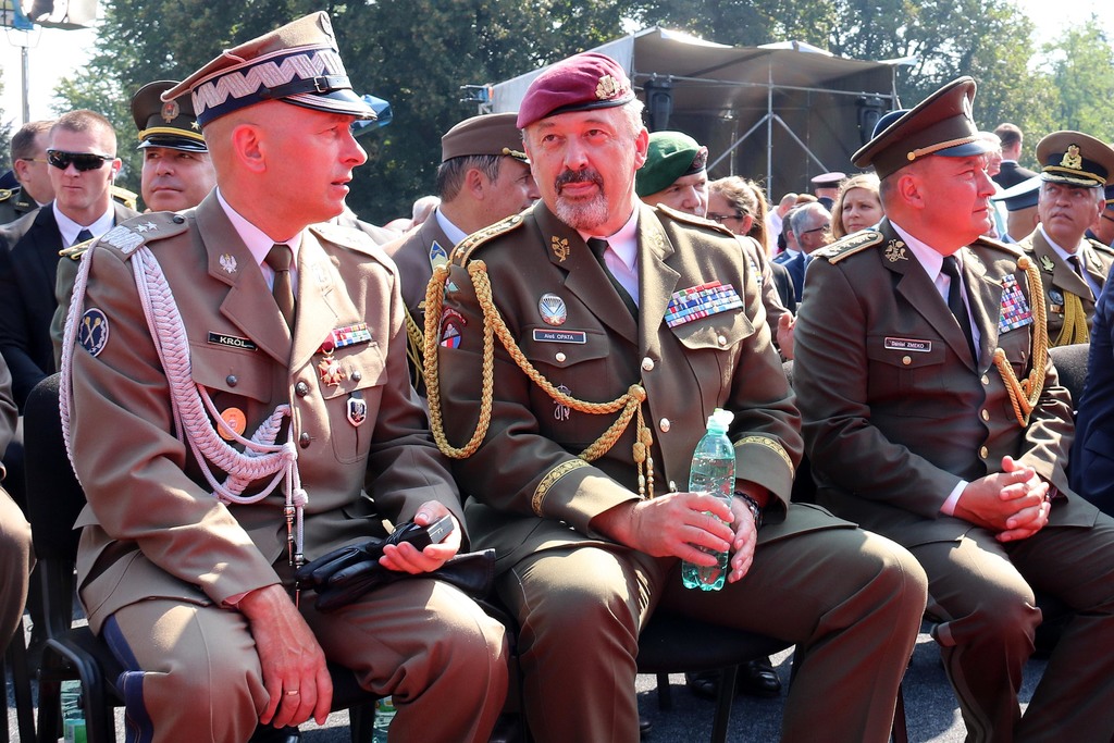 Náčelník Generálního štábu AČR armádní generál Aleš Opata v rozhovoru s polským generálem Królem, zástupcem náčelníka generálního štábu, vpravo generál Daniel Zmeko, náčelník GŠ Ozbrojených sil SR