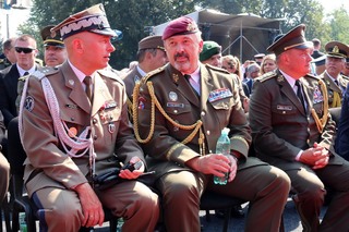 Náčelník Generálního štábu AČR armádní generál Aleš Opata v rozhovoru s polským generálem Królem, zástupcem náčelníka generálního štábu, vpravo generál Daniel Zmeko, náčelník GŠ Ozbrojených sil SR