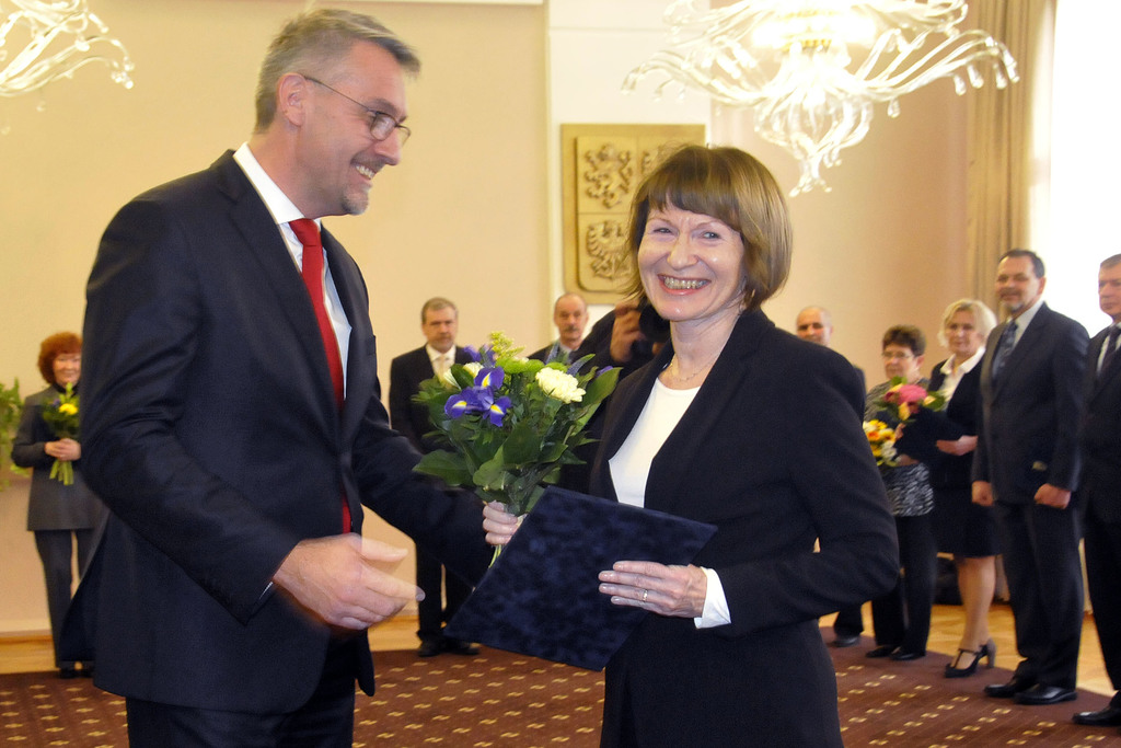 Ministr Lubomír Metnar předává děkovné listy zaměstnancům. 