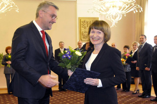 Ministr Lubomír Metnar předává děkovné listy zaměstnancům. 