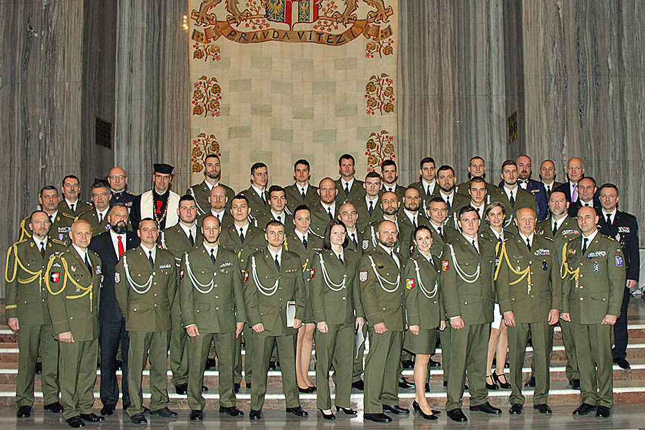 Společný snímek úspěšných absolventů kurzu vojenského policisty