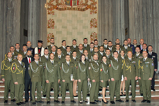 Společný snímek úspěšných absolventů kurzu vojenského policisty