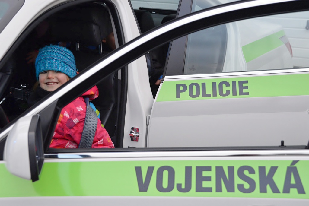 Dívka u služebního auta