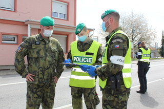 První zleva vrchní praporčík 15. ženijního pluku nadpraporčík Robert Sochor, návštěva vojáků na hraničním přechodu Dolní Dvořiště