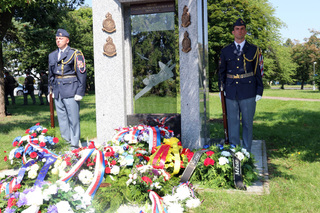 Z pietní vzpomínky na návrat čsl. letců RAF do vlasti na pražském letišti