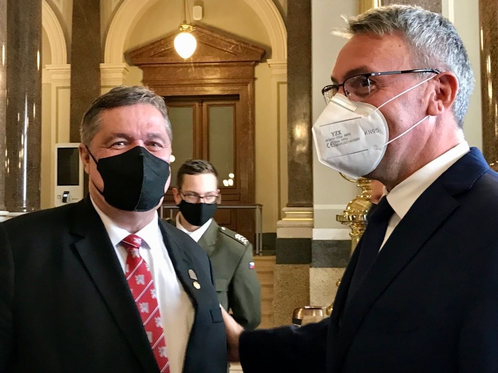 Předseda obce Pavel Budinský vítá ministra obrany Lubomíra Metnara