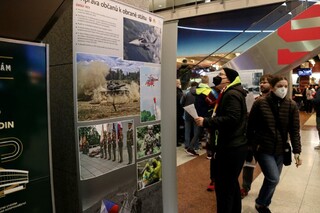 Hokejisté v maskáčových dresech vzdali hold hrdinům v uniformách