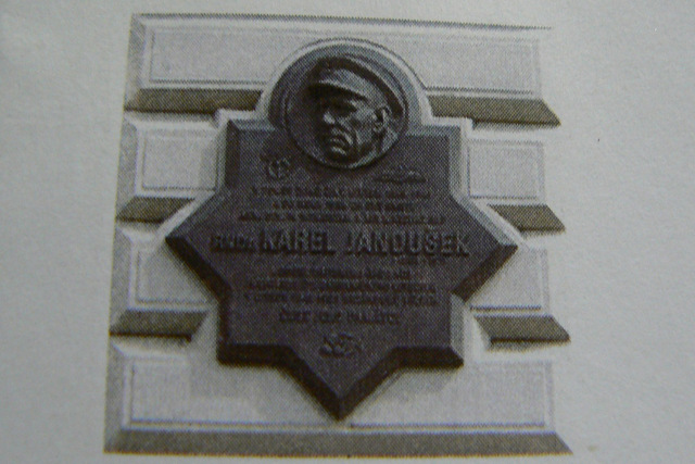 Pamětní deska gen Janouška