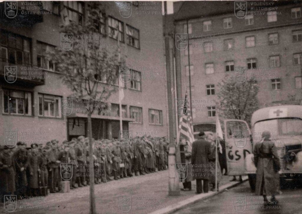 Fotografie - útočné vozy pražských povstalců