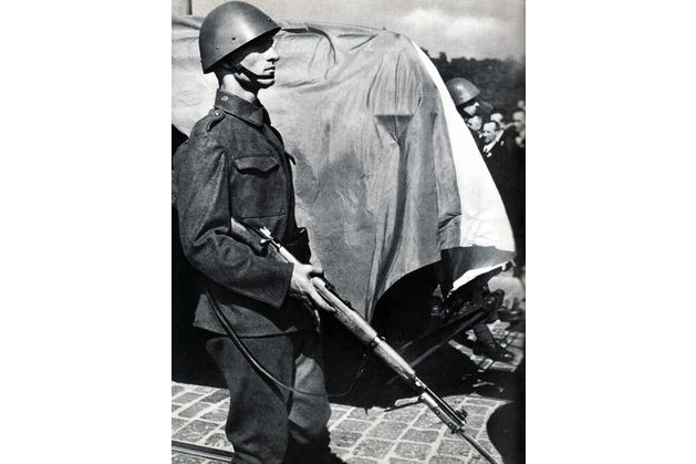 Snímky z 21. září 1937, z pohřbu T. G. Masaryka