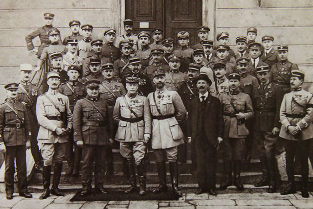Důstojnický sbor čs. Vojenské akademie, v němž působili francouzští důstojníci