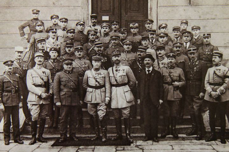 Důstojnický sbor čs. Vojenské akademie, v němž působili francouzští důstojníci
