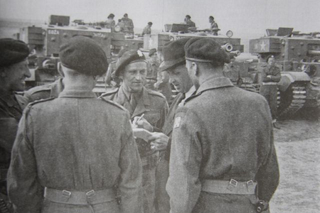 Přehlídka Čs. samostatné obrněné brigády v Praze na Vypichu 30. května 1945