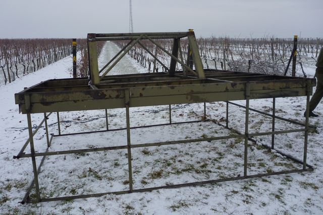 Demontáž věže v prosinci 2011