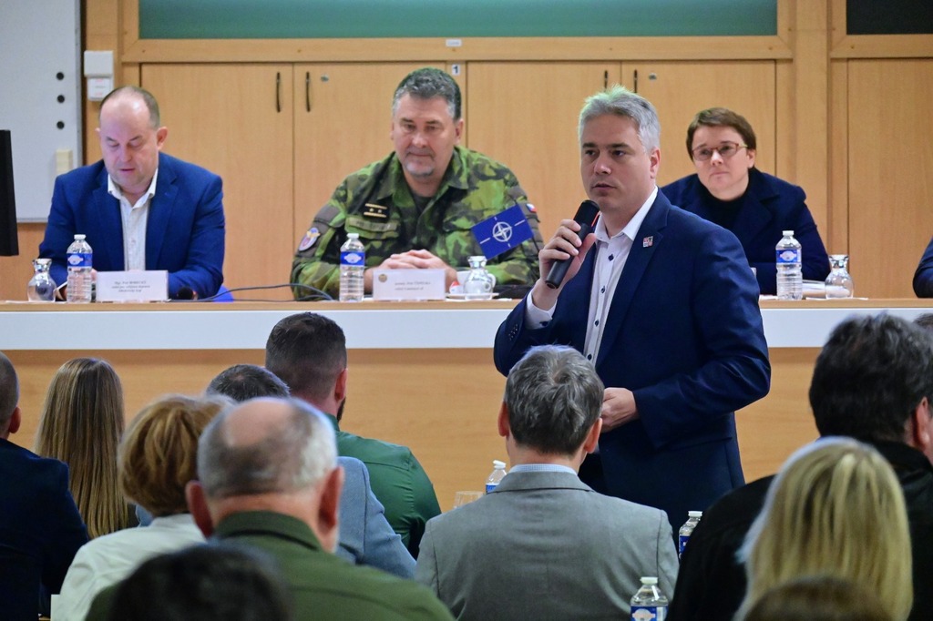Zástupci obcí v okolí letecké základny Čáslav se seznámili s aktuální fázi modernizace 