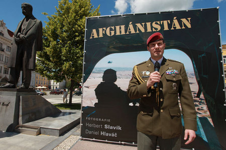 Velitel posádky a 601. skupiny speciálních sil pplk. Ing. Karel Řehka při svém projevu