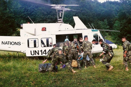 Některé přesuny našich vojáků zajišťovaly i vrtulníky OSN Bell UH-1 Iroquois 