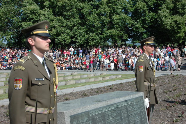 Terezínské tryzně přihlížely stovky lidí