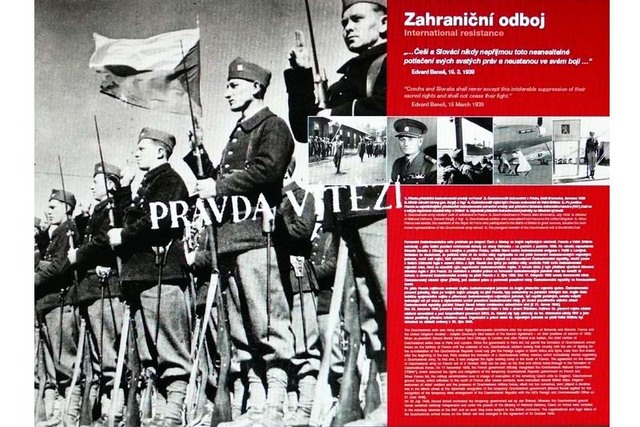 Některé z panelů výstavy Atentát na Reinharda Heydricha v Senátu - zahradě Valdštejnského paláce