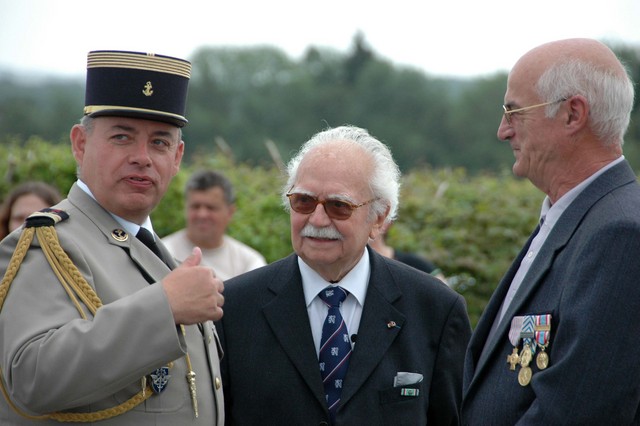 Ceremoniálu byli přítomni také přidělenec obrany Francie v ČR plukovník Bruno Bucherie (1. zleva) a André Poirot, správce památníku a Československého muzea v Darney (2. zleva)