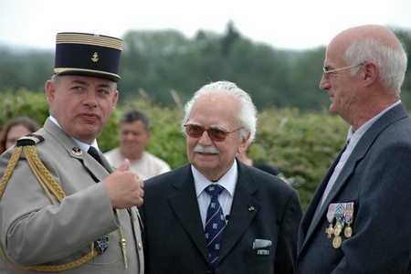 Ceremoniálu byli přítomni také přidělenec obrany Francie v ČR plukovník Bruno Bucherie (1. zleva) a André Poirot, správce památníku a Československého muzea v Darney (2. zleva)