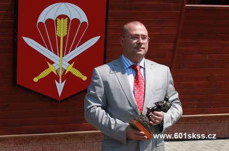 Martin Barták se soškou příslušníka 601. skss