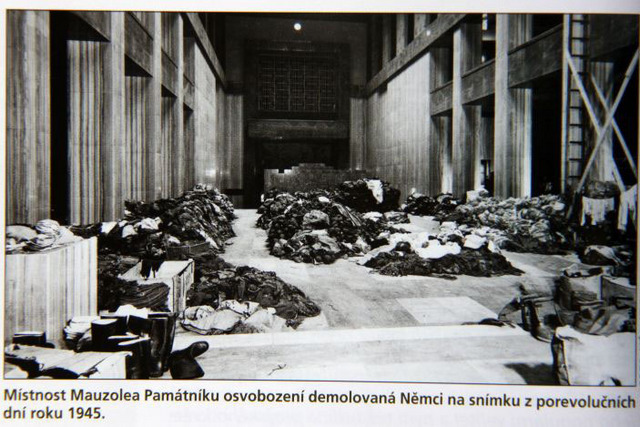 Památník na Vítkově v roce 1945