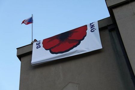 Instalace vlčího máku na budovu Armádního muzea Žižkov 6