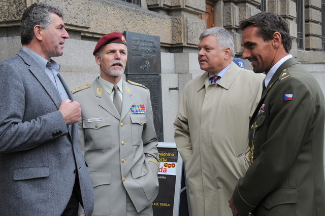 Na výstavě byl i stříbrný olympionik diskař Imrich Bugár (vlevo)