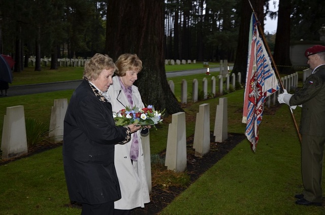  Uctění památky u památníku padlých Československých vojáků. Dcery brigádního generála i.m. Karla  KUTTELWASCHERA, zprava VEE a Mari