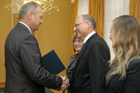 Epidemiolog Petr Pazdiora převzal profesorský dekret z rukou ministra obrany