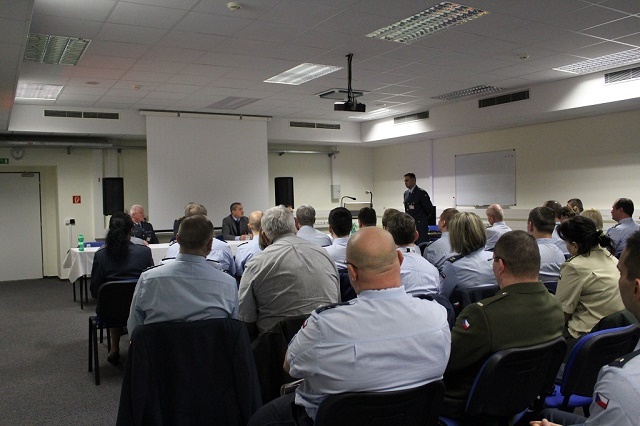  Příslušníci pluku měli možnost diskutovat s ministrem obrany