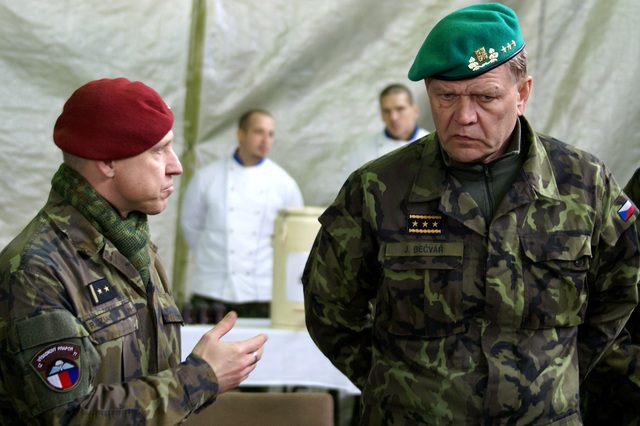 Pplk. Róbert Dziak hovořil s genpor. Josefem Bečvářem o aktuální situaci praporu