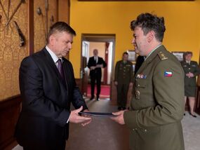 Ředitel ÚVN, plukovník gšt. Václav Masopust, převzal ocenění za Domov Vlčí Mák 