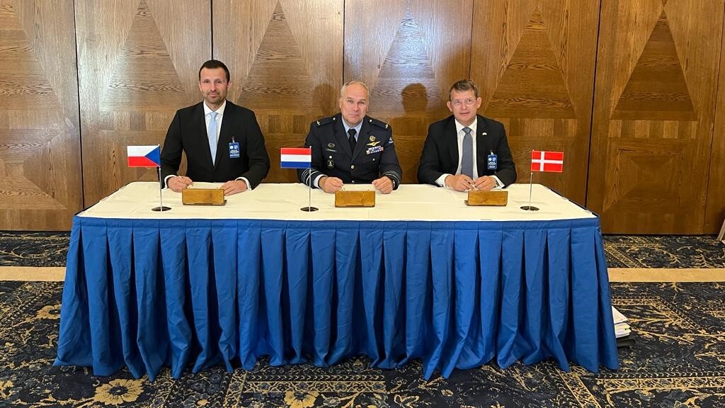 ČR, Dánsko a Nizozemsko podepsaly v Ramsteinu dohodu k dodávkám zbraní na Ukrajinu
