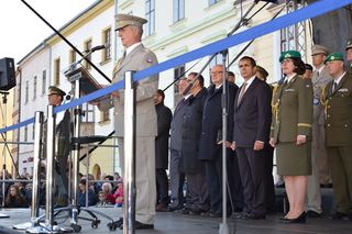  Velitel školy při svém projevu