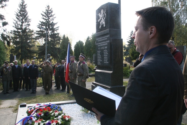 Pietní akt u pomníku československých vojáků na kyjevském vojenském hřbitově Lukjavinka