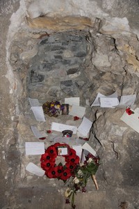  Místo v kryptě, kde se před téměř sedmdesáti lety pokoušeli obklíčení parašutisté prokopat