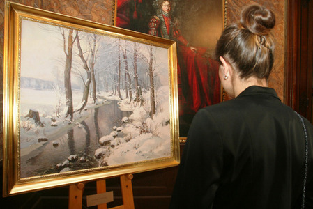 V Komorním Hrádku je k vidění výstava obrazů ke Dni ozbrojených sil