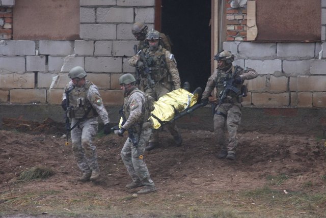  Zásahová jednotka vynáší raněného