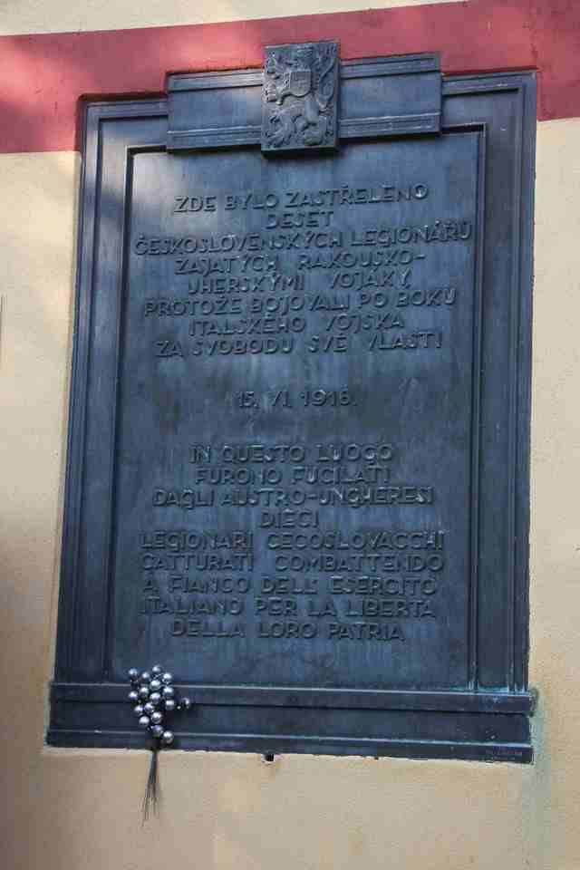  V těchto místech došlo k popravě deseti legionářů