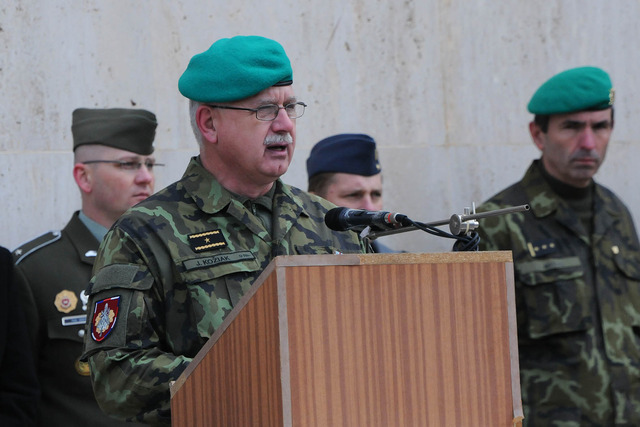 Končící velitel VeV-VA brig. gen. Kožiak ve svém závěrečném proslovu