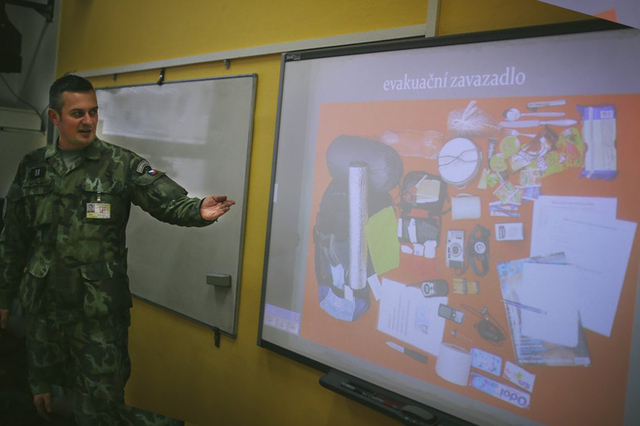  Instruktor chemické přípravy ukazuje dětem ideální složení evakuačního zavazadla
