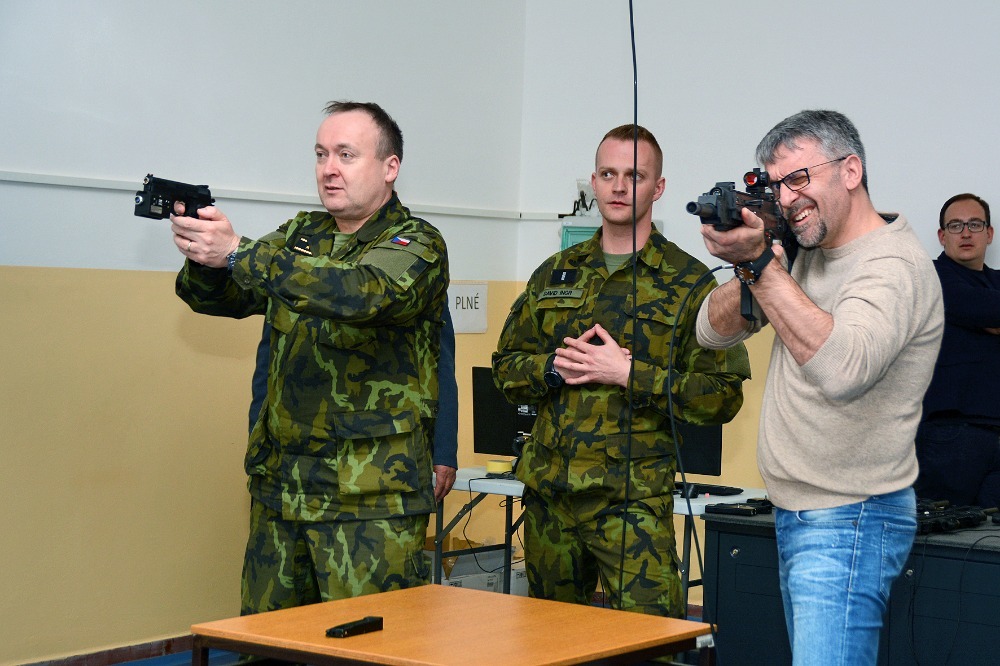 Ministr obrany a velitel VeV-VA si vyzkoušeli simulátory pistole i útočné pušky BREN
