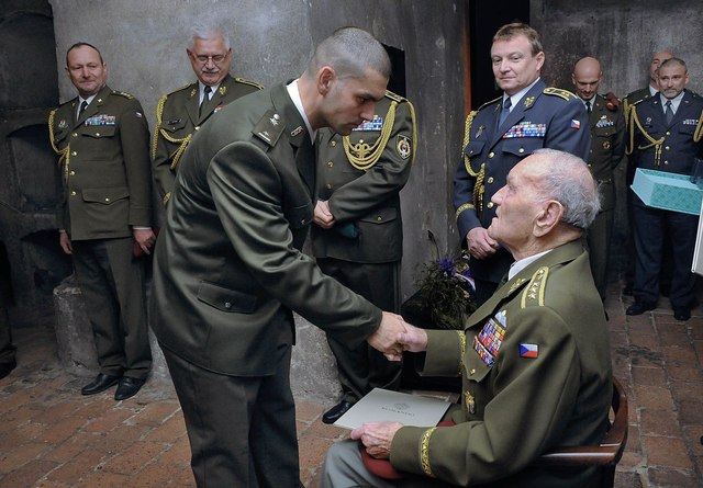První úspěšný absolvent OS SR čet. Peter Sedliak přebírá ocenění od genpor. Klemeše