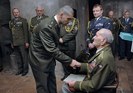 První úspěšný absolvent OS SR čet. Peter Sedliak přebírá ocenění od genpor. Klemeše