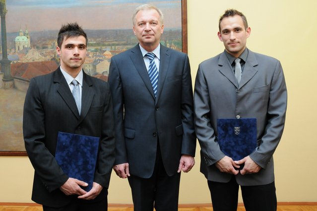 Sáňkaři Antonín a Lukáš Brožovi s ministrem Pickem